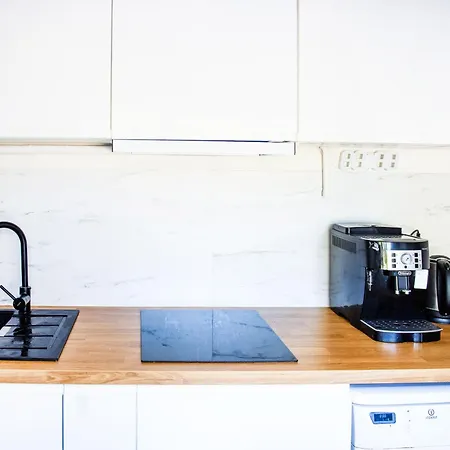 شقة Elegant 1-Bedroom Apartment With Small Breakfast & Free Parking *