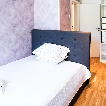 Elegant 1-Bedroom Apartment With Small Breakfast & Free Parking *