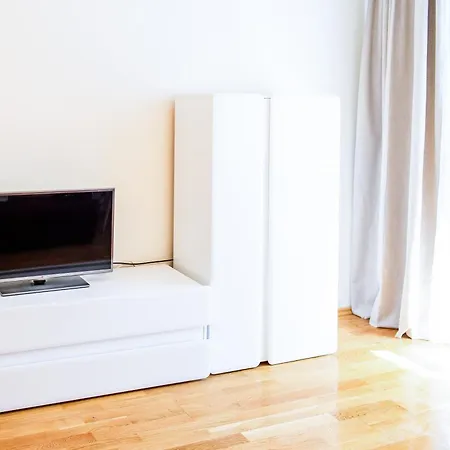 Elegant 1-Bedroom Apartment With Small Breakfast & Free Parking شقة