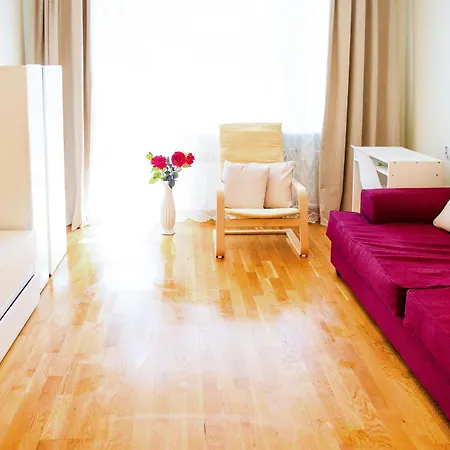 Elegant 1-Bedroom Apartment With Small Breakfast & Free Parking شقة